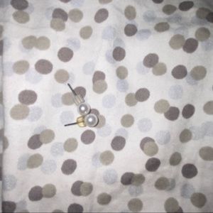 Pearl studs